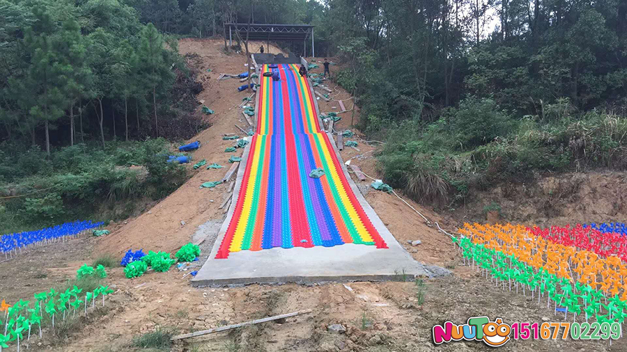 彩虹滑道投資多少錢，根據規(guī)模和檔次來決定